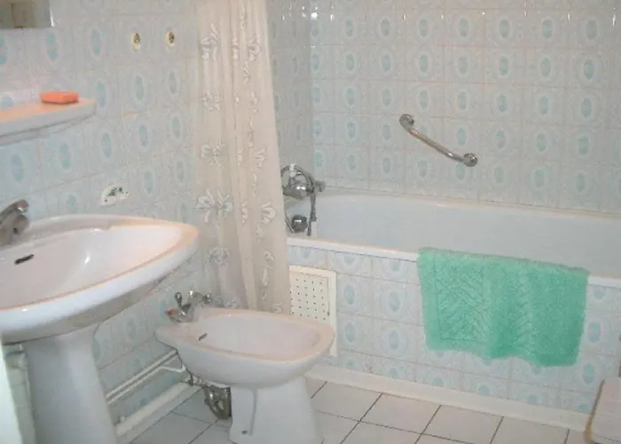 Confortable F2 Avec Terrasse Et Parking, Proche Des Cures Et Du Centre-ville D'amelie-les-bains - Fr-1-703-111 *